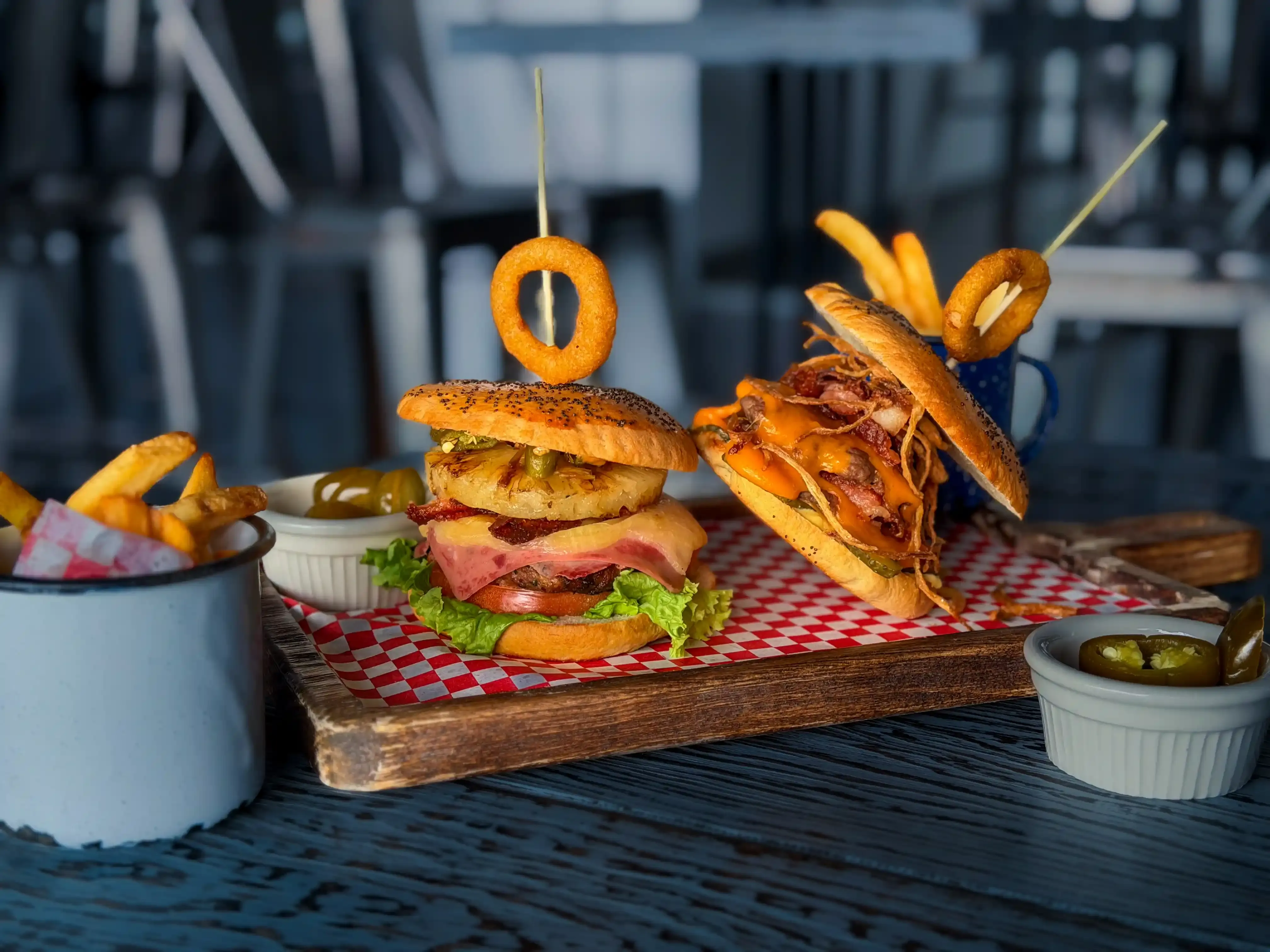 Hamburguesas gourmet con papas servidas en tabla de madera