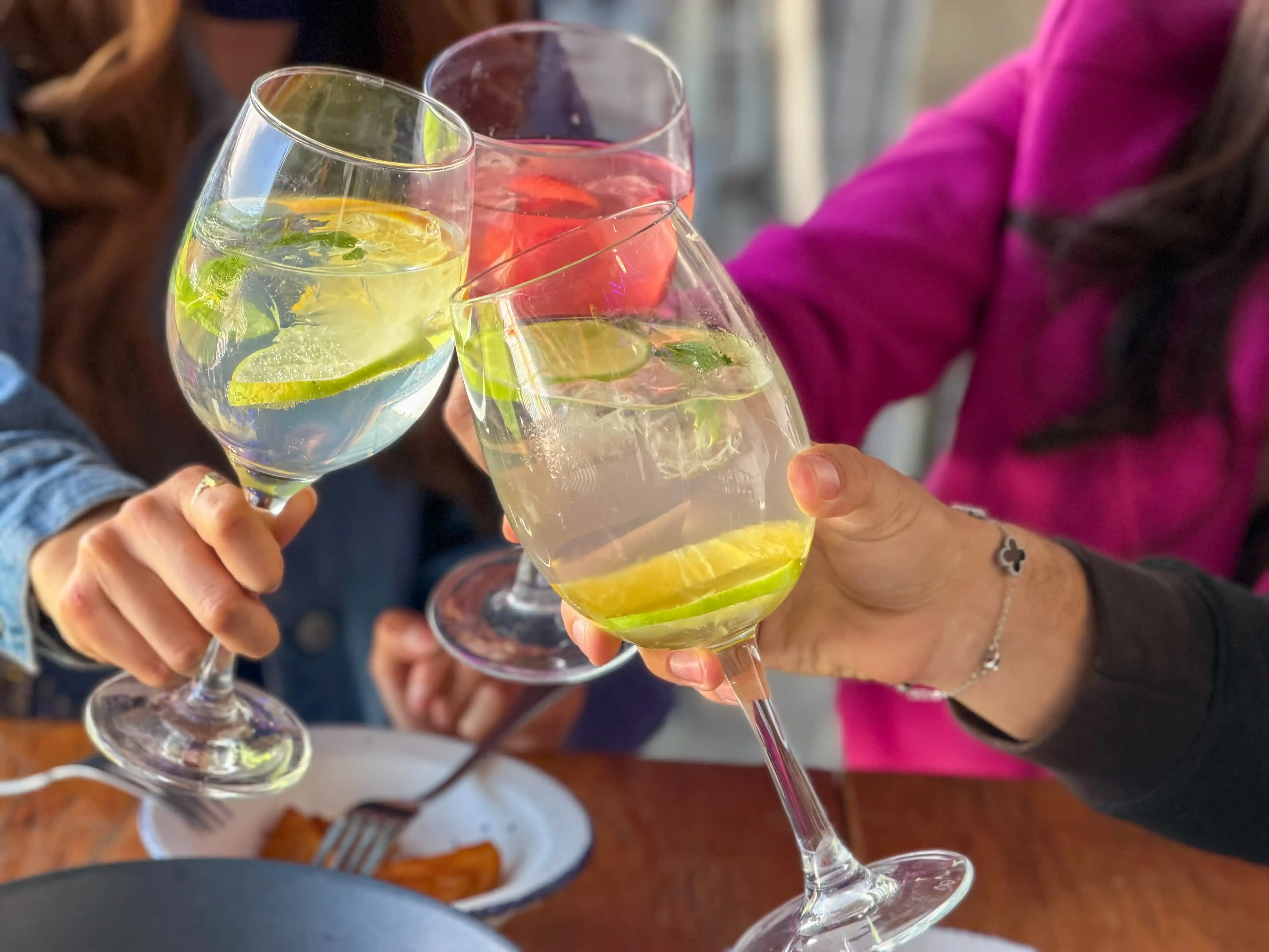 Cócteles refrescantes brindados entre amigos