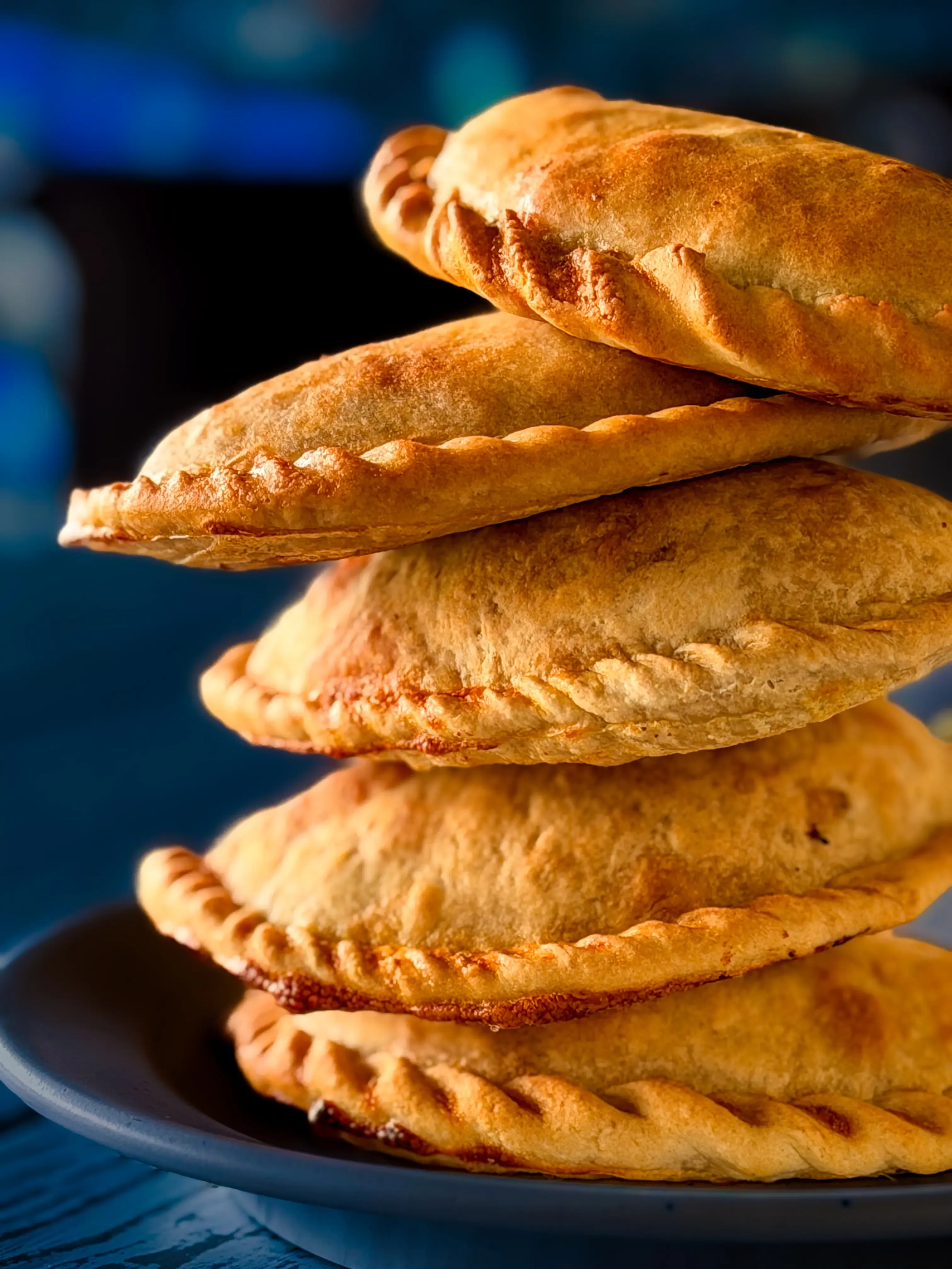 Pastes recién horneados apilados, especialidad de Pachuca